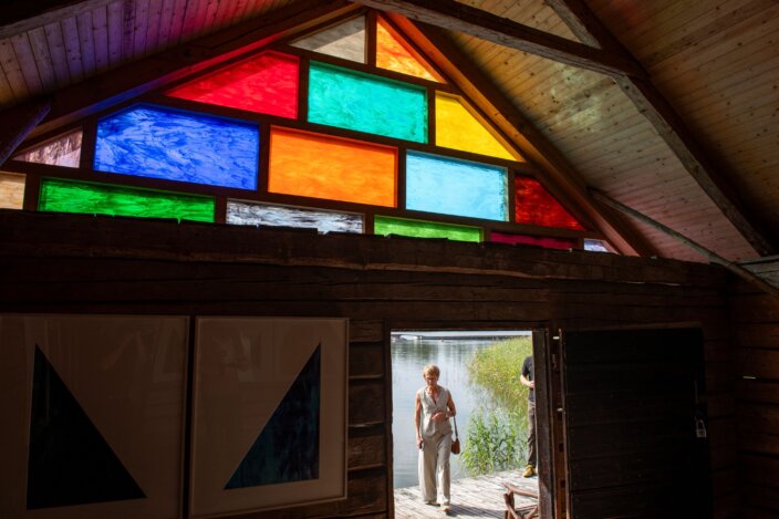 Sam Falls, Untitled (Boat House), 2015. Photo: Sampo Linkoneva, courtesy Serlachius Museum.